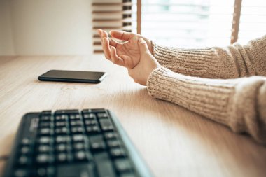 Bilgisayar ve akıllı telefon kullanmaktan bilek ağrısı