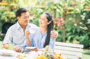 Çiftler güler ve sabahları içerken iyi vakit geçirirler.