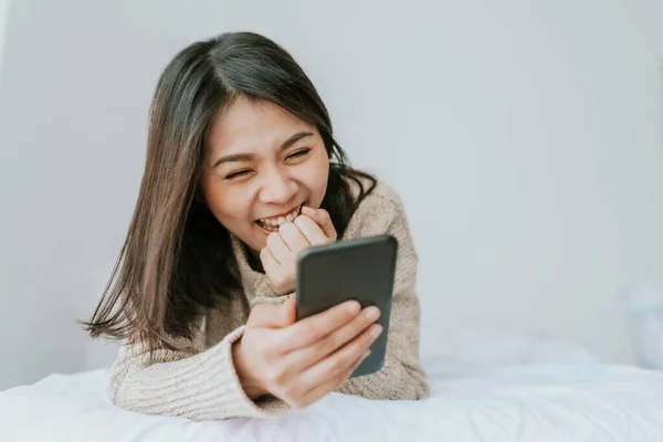 Mulher asiática feliz gosta de usar smartphone — Fotografia de Stock