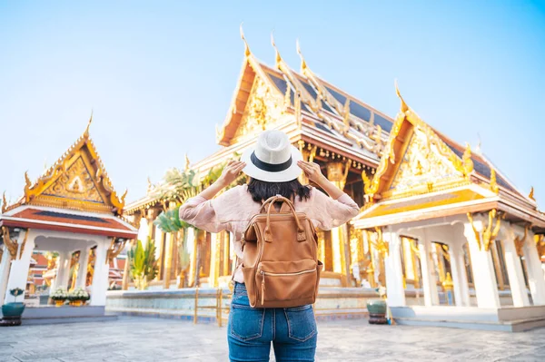 Visão Traseira Mulher Turística Desfrutar Viagens Templo Buda Esmeralda Wat — Fotografia de Stock