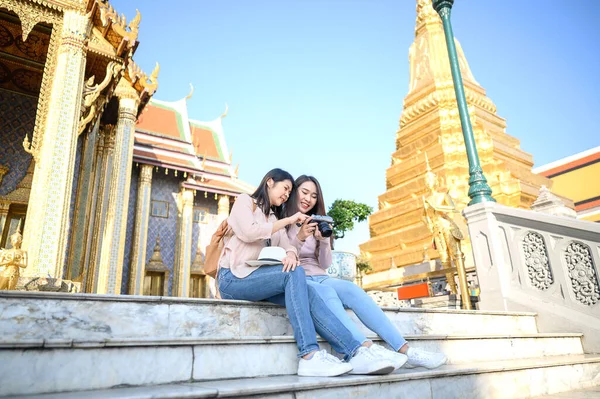 Туристические Женщины Пользуются Путешествиями Храме Изумрудного Будды Ват Пхра Кау — стоковое фото