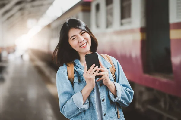 Mulher Asiática Feliz Segurando Smartphone Móvel Plataforma Estação Trem Pronto — Fotografia de Stock