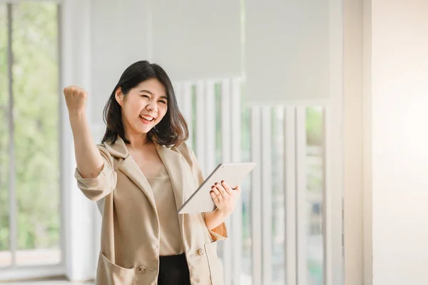 Gelukkig Opgewonden Aziatische Vrouw Houden Van Digitale Tablet Het Verhogen — Stockfoto