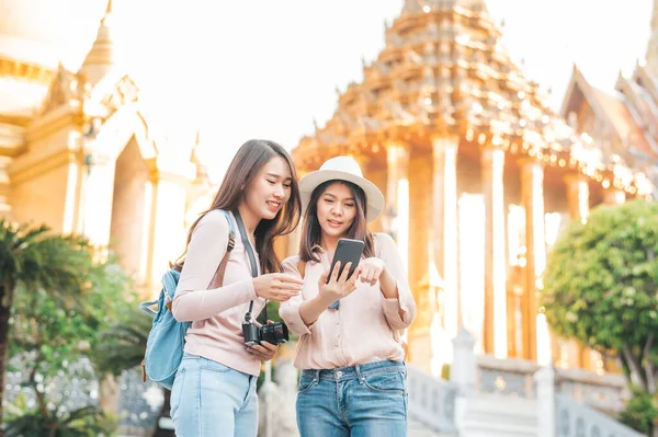 Mulheres Turísticas Melhor Amigo Desfrutar Viagens Templo Buda Esmeralda Wat — Fotografia de Stock