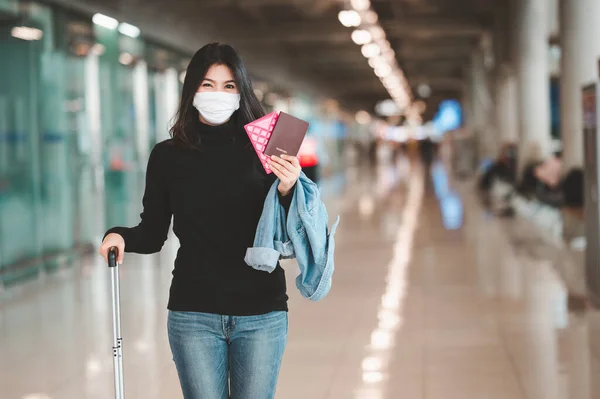 Asiática Turista Vestindo Máscara Facial Segurando Passaporte Com Bagagem Durante — Fotografia de Stock