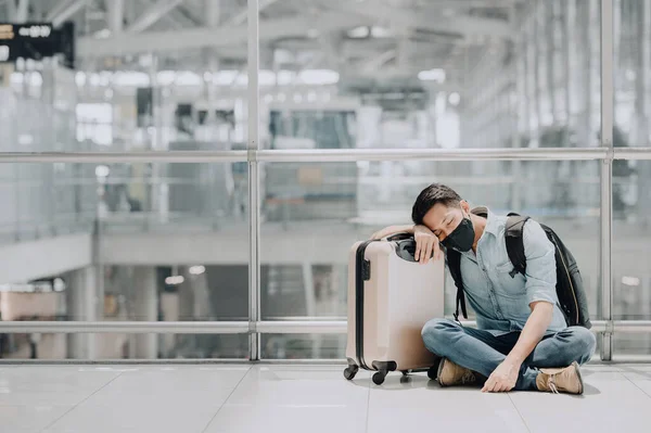 Спробував Азіатський Чоловік Масці Відпочинку Або Сну Підлозі Терміналу Аеропорту — стокове фото