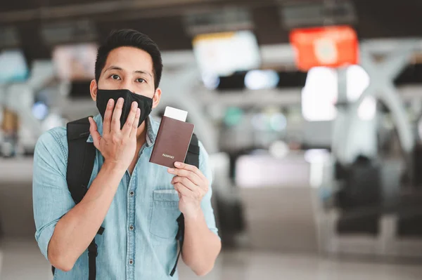 Азіатський Турист Процесивній Масці Захопленням Подивом Тримає Паспорт Терміналі Аеропорту — стокове фото