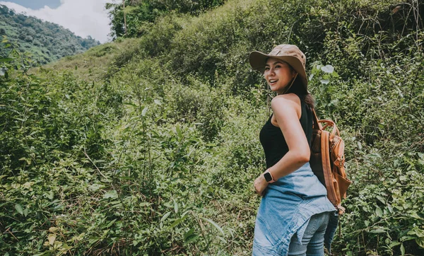 Viajero Mujer Asiática Con Mochila Relajante Disfrutando Viajes Senderismo Montaña — Foto de Stock