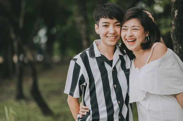 Две Счастливые Азиатки Обнимаются Смеясь Улыбаясь Открытом Воздухе Парке — стоковое фото