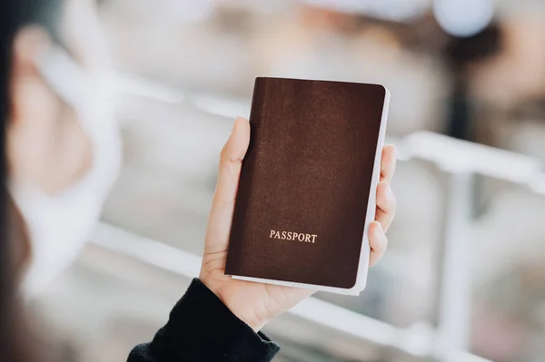 Visão Traseira Mulher Usando Máscara Para Proteger Coronavírus Segurando Passaporte — Fotografia de Stock