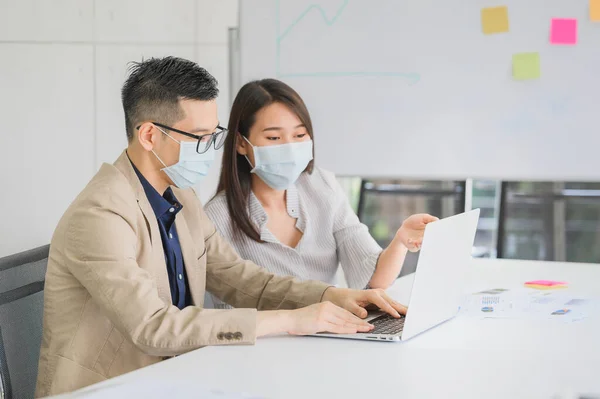 Asian Businessman Businesswoman Wears Face Mask Protect Coronavirus Discuss Business — Stock Photo, Image