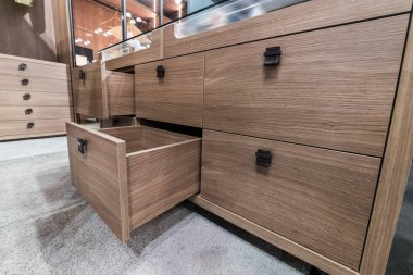 Bedrom lüks soyunma odasında ahşap dolap çekmece kutusu