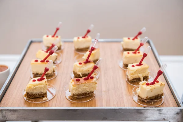 Fából Készült Lemez Még Snack Asztalon Szép Mini Sütemények — Stock Fotó