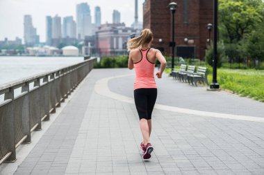 New York City spor kıyafetlerle Park'ta çalışan kadın