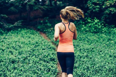 Kafkas kadın spor kıyafetlerle orman iz üzerinde çalışan