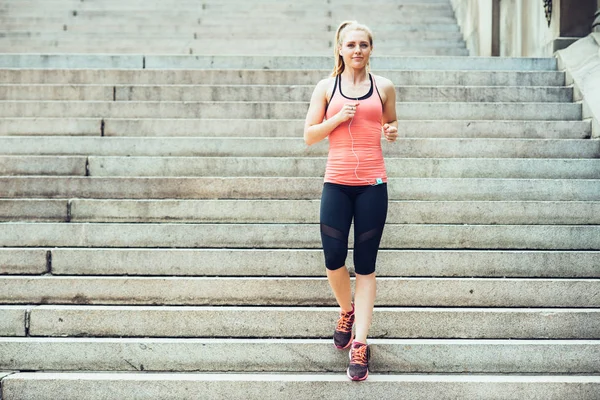 Adımları New York Central Park içinde çalışan kadın giyiyor spor giyim, yaz saati ve müzik dinlemek