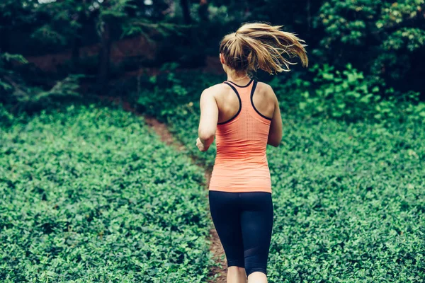 Kafkas kadın spor kıyafetlerle orman iz üzerinde çalışan