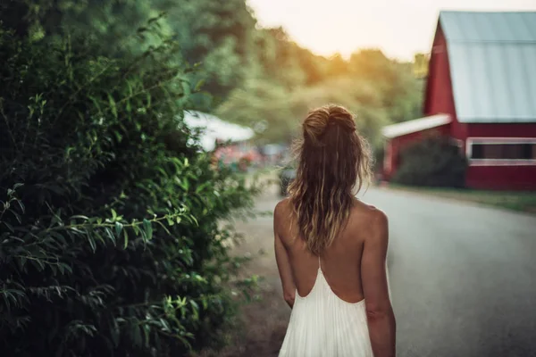 Junge Frau Läuft Bei Sonnenuntergang Auf Der Straße Dorf — Stockfoto