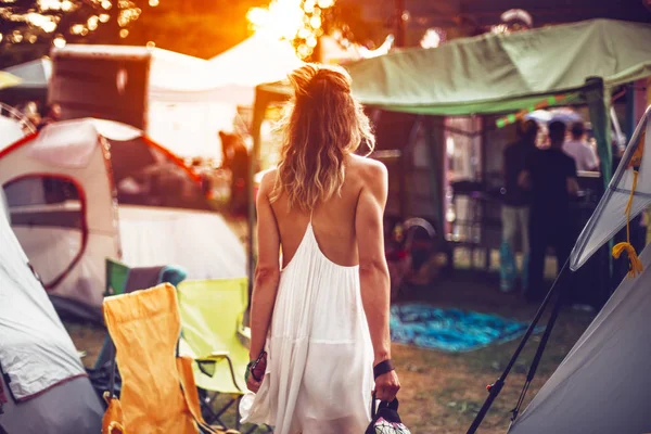 Vacker Ung Kvinna Festival Camping Tält För Sunset Dancig Part — Stockfoto