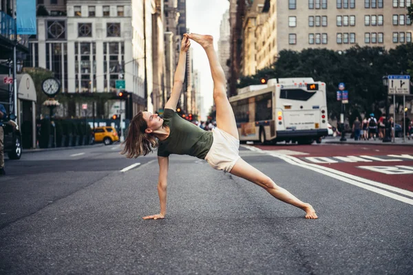 Mulher Dong Ioga Pose Rua Cidade Nova York — Fotografia de Stock