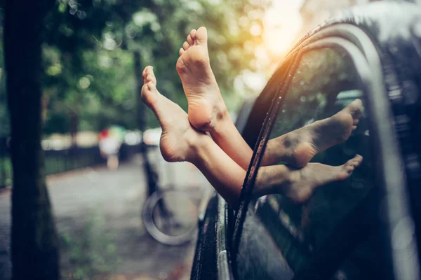 Female Legs Stick Out Car Window Woman Having Fun Relaxing — Stock Photo, Image
