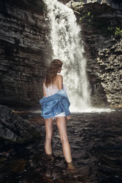 Schönes Model Mädchen Mit Langen Beinen Posiert Der Nähe Eines — Stockfoto