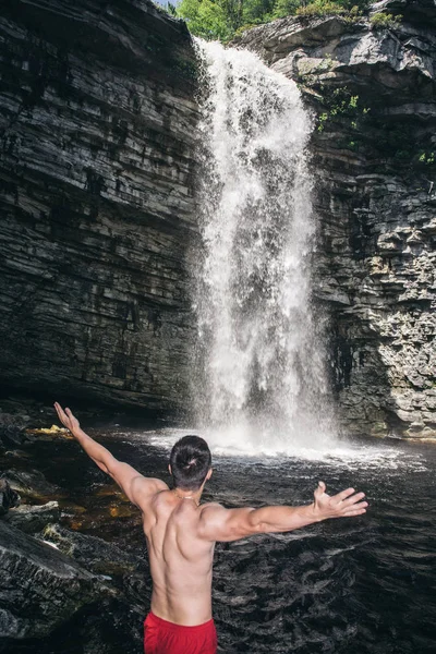 Homme Cascade Profiter Vue Voyage Avec Les Bras Levés — Photo