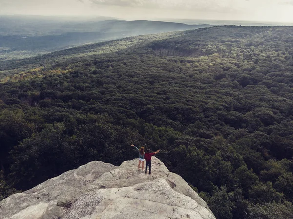 Voyage Couple Tenir Sur Bord Falaise Profiter Vue Sur Forêt — Photo