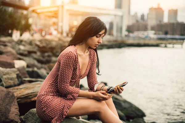 Hermosa Mujer Mensajes Texto Teléfono Móvil Sentado Bahía Del Océano —  Fotos de Stock