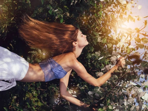 Mooie Vrouw Met Lang Haar Perfecte Lichaam Genieten Van Natuur — Stockfoto