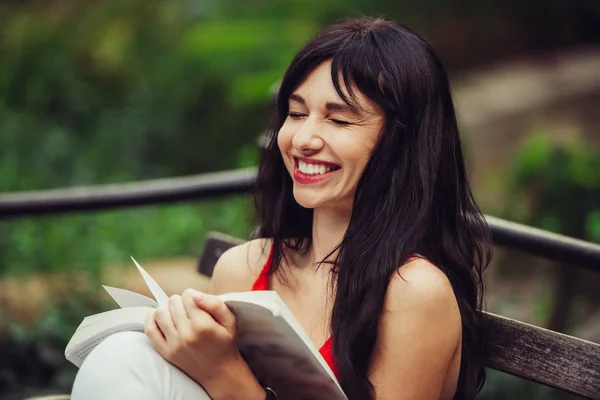 Schöne Intelligente Frau Die Grünen Park Freien Ein Buch Liest — Stockfoto