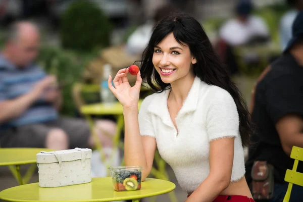 Mulher Bonita Comendo Frutas Almoço Fora Escritório Rua Cidade Lugar — Fotografia de Stock