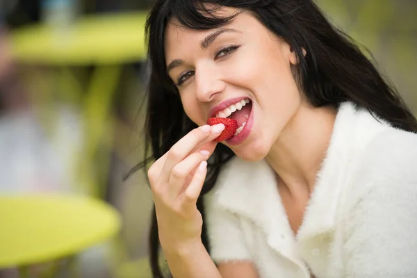 Mooie Verlaten Vrouw Aardbei Lunch Eten Nevenactiviteiten Straat Stad Openbare — Stockfoto