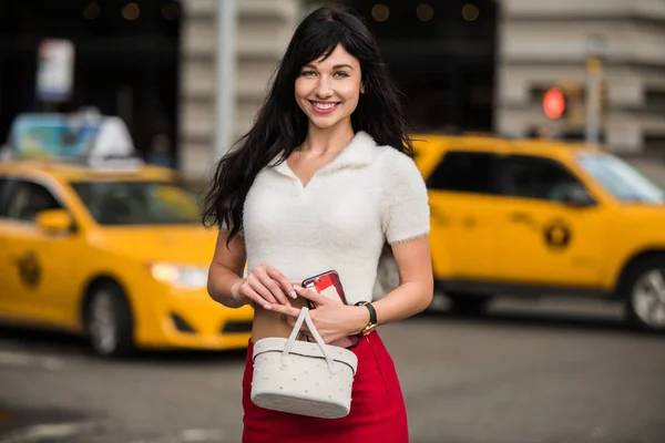 Mulher Elegante Bonita Espera Táxi Amarelo Rua Cidade Nova York — Fotografia de Stock