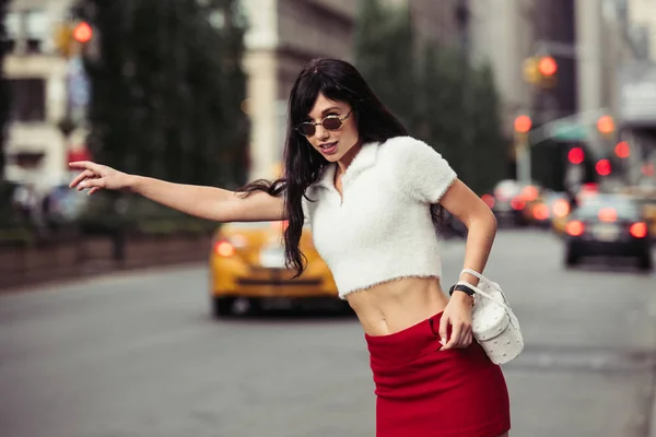 Элегантная Женщина Желтом Такси Улице Нью Йорка — стоковое фото