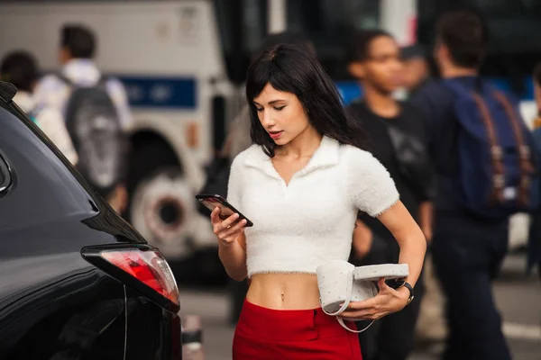 Hermosa Mujer Joven Utilizando Teléfono Móvil Cerca Coche Calle Ciudad —  Fotos de Stock