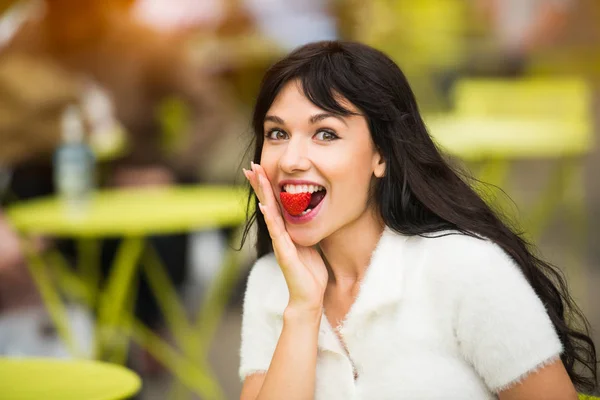 Mulher Bonita Que Sai Comendo Almoço Morango Fora Escritório Rua — Fotografia de Stock