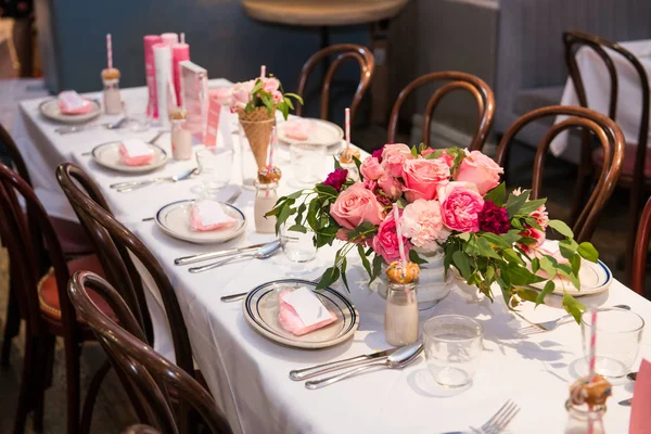 Diseño Flores Rosadas Mesa Del Restaurante Servida Para Fiesta Brunch —  Fotos de Stock