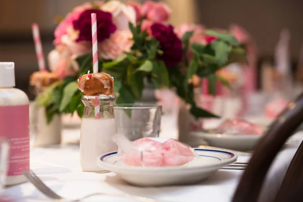 Diseño Flores Rosadas Mesa Del Restaurante Servida Para Fiesta Brunch —  Fotos de Stock