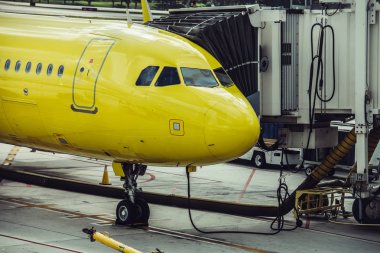 Uçak uçuş yolcuları bekleyen havaalanında kapısı.