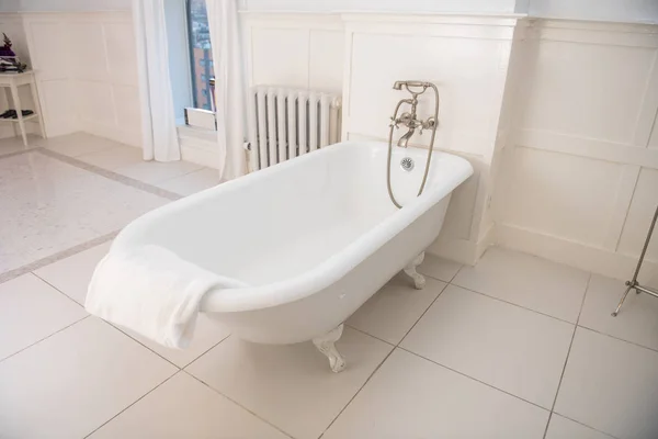 Régi Vágású Stílusú Fürdőszoba Káddal Fehér — Stock Fotó