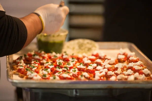 Chefkoch Macht Bruschetta Vorspeisen Mit Brotkäse Tomaten Und Pesto Sauce — Stockfoto