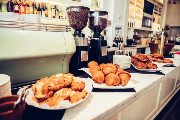 Kaffemaskiner Med Bönor Och Färska Croissanter Och Bullar Bageri Plåtar — Stockfoto