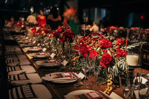 Luxuriöses Bankett Dinner Auf Der Mit Blumen Dekorierten Veranstaltung Die — Stockfoto