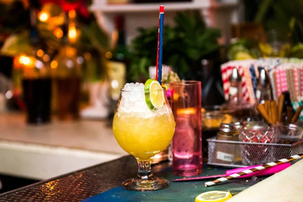 お酒とジュースがナイトクラブやバーのカウンターでカクテル アルコール — ストック写真