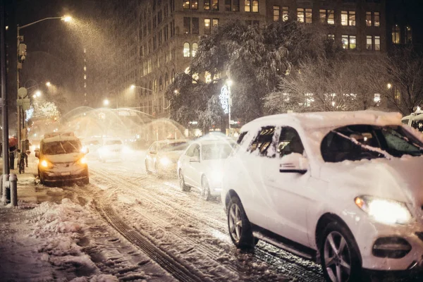 纽约市雪灾后夜间交通 — 图库照片