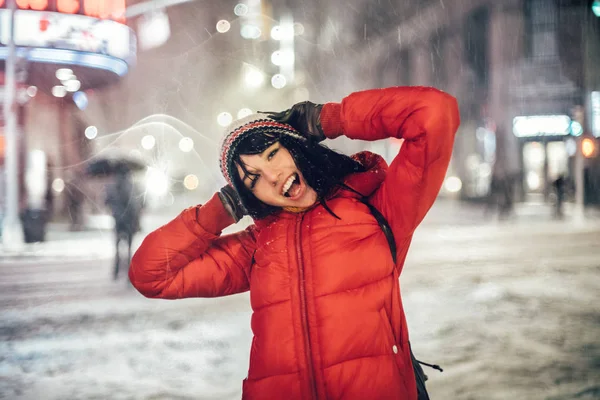 帽子とジャケットを着て冬に雪の下にニューヨークの街を楽しんで満足して終了した女性 — ストック写真