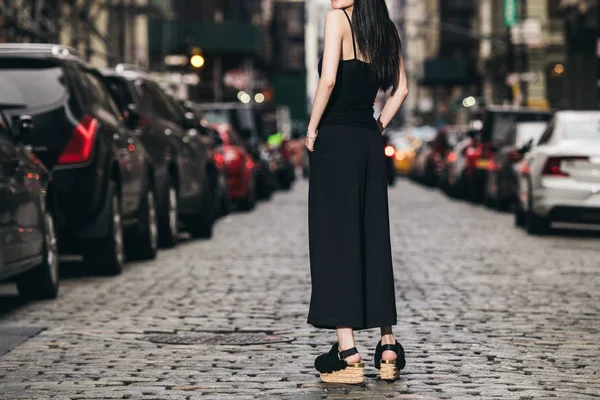 Weibliches Lässiges Klassisch Schwarzes Outfit Mit Hose Oberteil Und Schuhen — Stockfoto