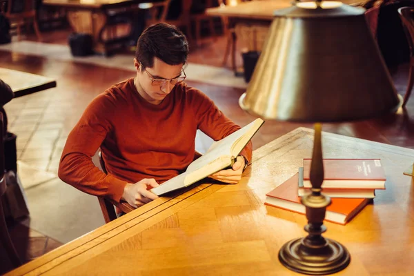 Hombre Lee Libro Haciendo Investigación Estudio Sentado Mesa Biblioteca Pública — Foto de Stock