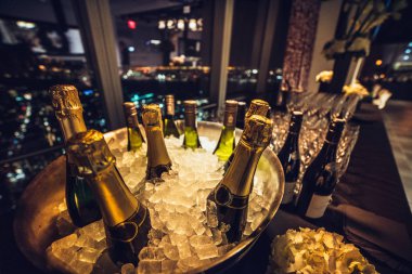 Lüks şehir eventt masaya catering on Ice şampanya şarap şişe